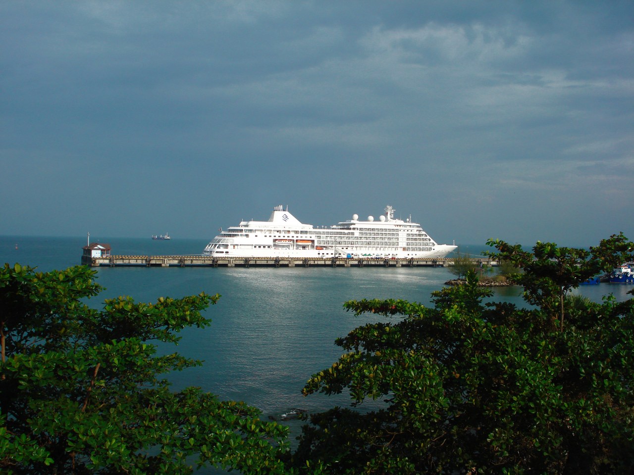 attraction-Sihanouk ville Economy Cruise Ship.jpg